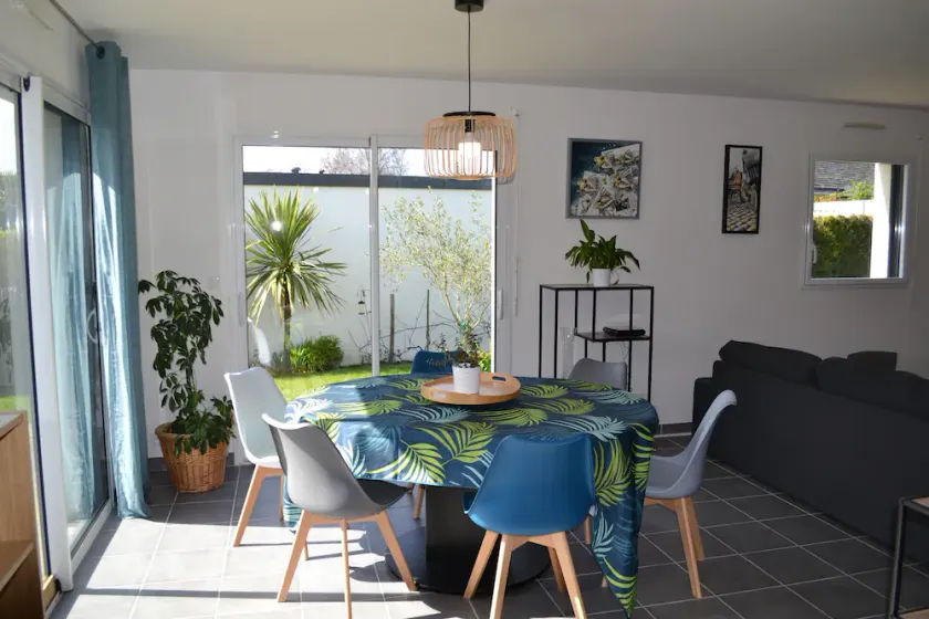 House between land and sea, 10 minutes' walk from the beach and GR34. - Image 1