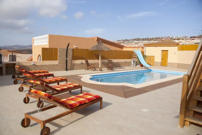 4 Bed Villa i stan, 10 m Pool wif Kid Slide, säkerhetsstaket, BBQ, utomhuslounger - Image 1