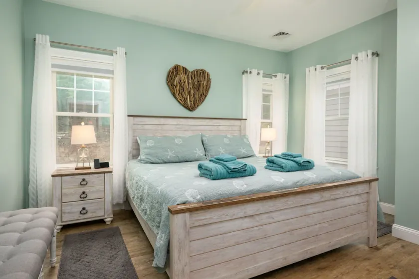 Sunkissed cottage, heated pools, club house, game room, 15 mins to local beaches - Image 1