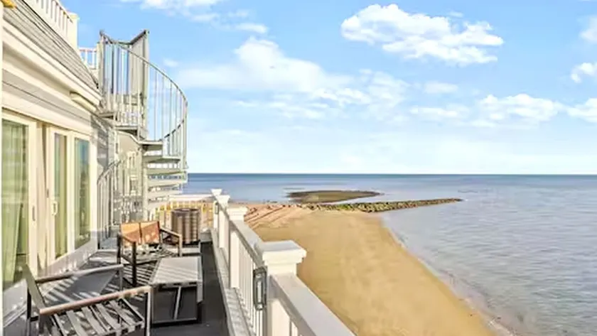Spectacular direct waterfront with rooftop hot tub 360 degree views. - Image 1