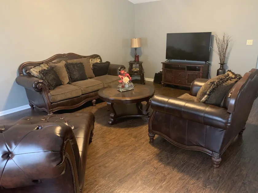 Cozy 3 Bedroom Home, Close to 3 Major Cities - Image 1