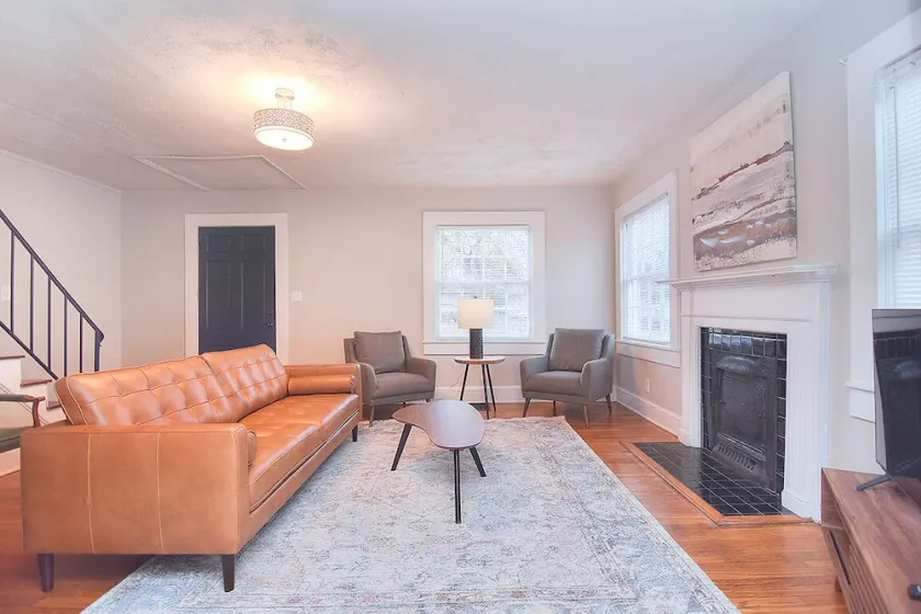10 min Walk to Uptown Shelby, Historic, parking! - Image 1
