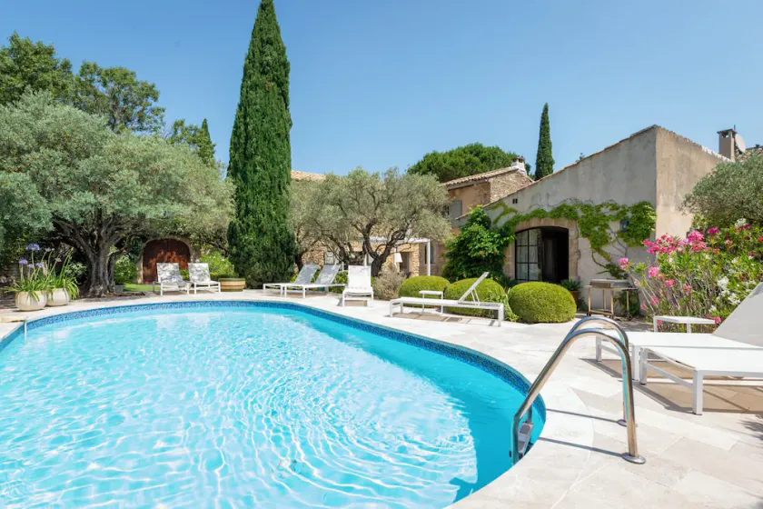 5-bed Mas with pool in Maubec with pool, air-con and views to the Luberon hills - Image 1