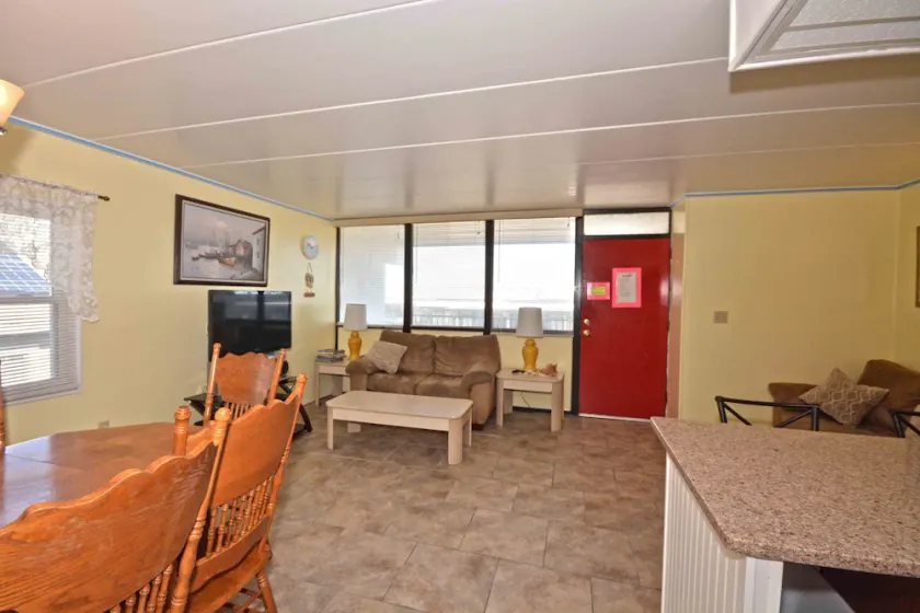 Spacieux condo de 3 chambres au décor chaleureux, beau carrelage au sol, parking pour deux voitures et WiFi situé dans le centre-ville et à seulement une minute de la plage! - Image 1