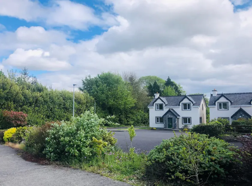 Modern bright detached home just a short stroll from town - Image 1