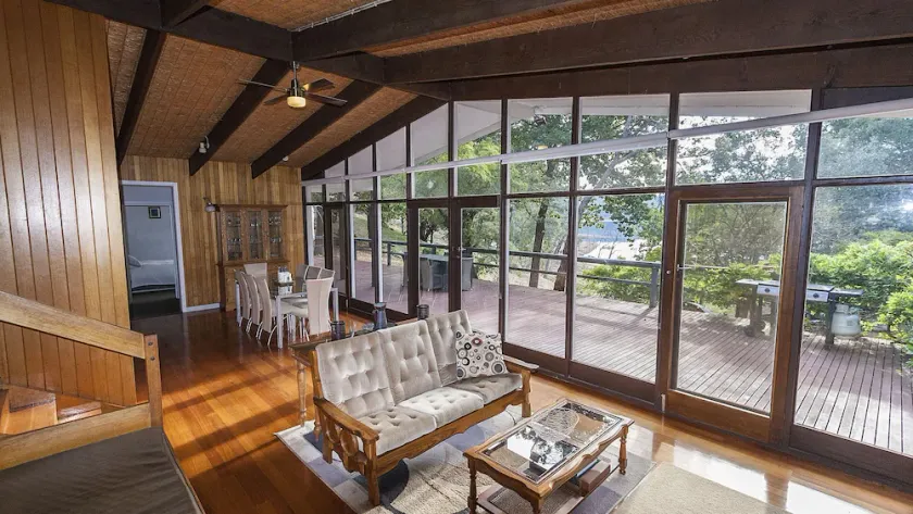 Taylor Bay Waterfront Retreat Lake Eildon - Image 1