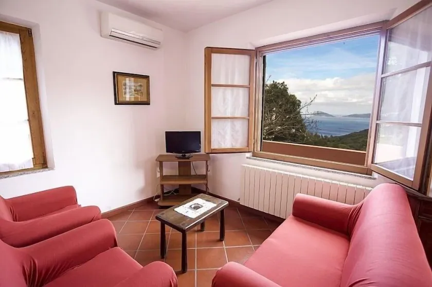 Uafhængig villa på øen Elba omgivet af grønne omgivelser med en smuk udsigt - Image 1