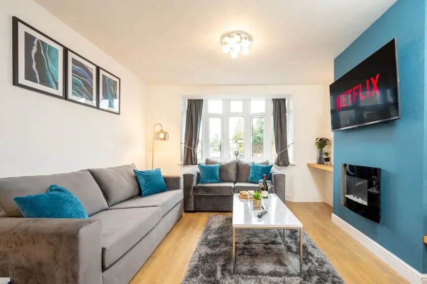 \"Exclusive\" Luxury modern 4-bed -Solihull, JLR, NEC, Resorts World, Airport, HS2 - Image 1