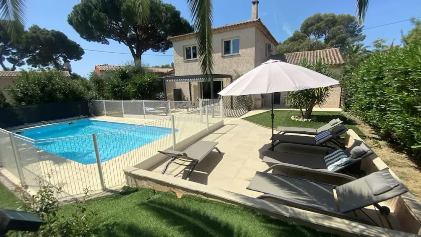 VILLA WITH A SAFE POOL, WALKING DISTANCE TO THE BEACH - Image 1