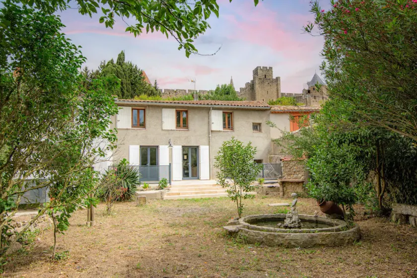2-bedroom house at the foot of the city - Image 1