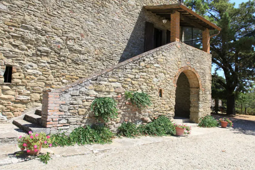 Loggia, app 3bd/2bt immersi nella Toscana - piscina condivisa,  child friendly! - Image 1