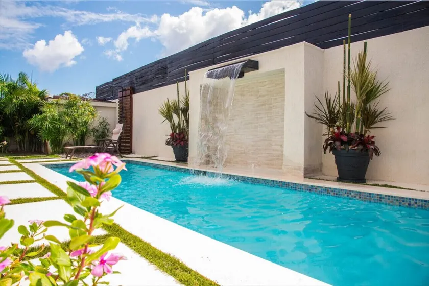 Moderne Villa mit privatem Pool im Garten - Image 1