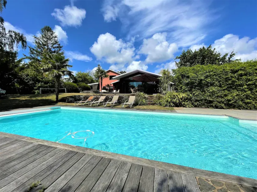 210m2 Oase der Ruhe mit Außenpool, nahe am Strand - Image 1