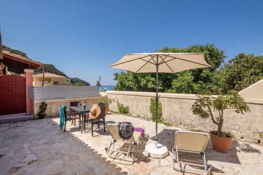 Lovely 2 bedroom cottage just a two minute walk from the beach - Image 1