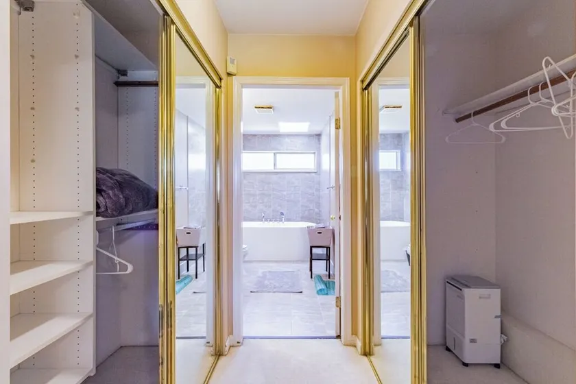 Private one very bright room E on the top floor with ensuite bathroom , air con. - Image 1