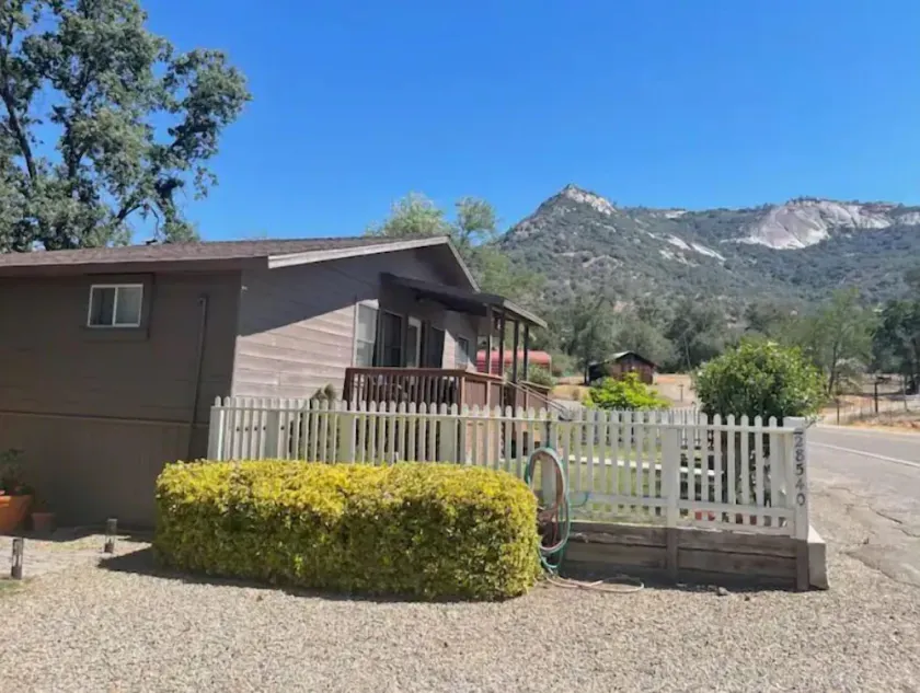 Charming two-bedroom cottage with amazing views! - Image 1