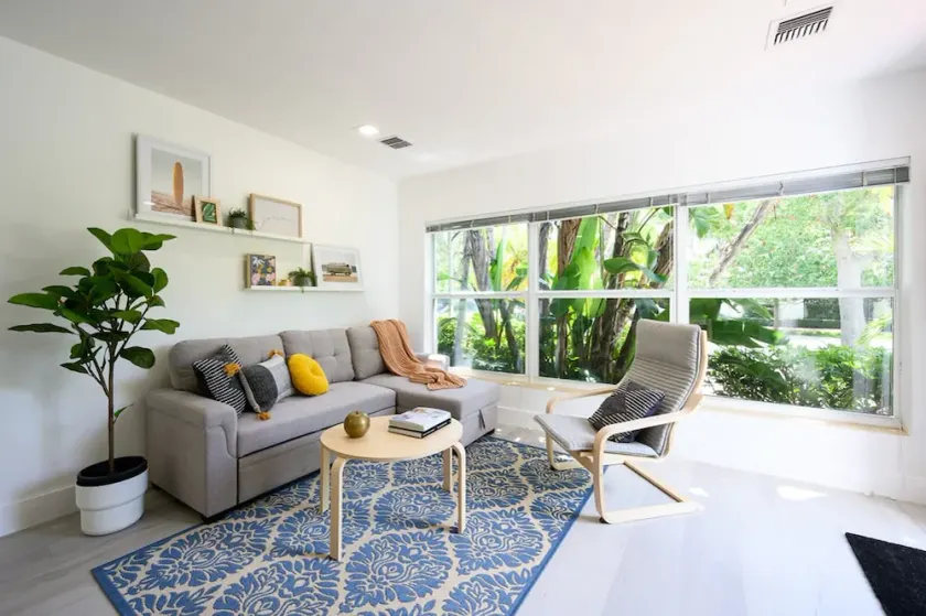 Bright & Comfortable Apt in Victoria Park - Image 1