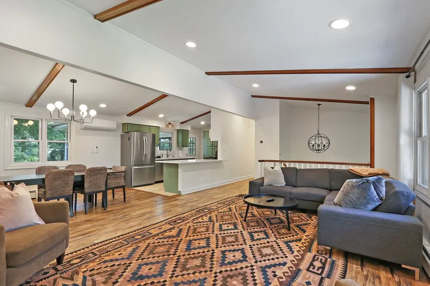 Newly renovated 4-bed, 2-bath spacious home, walking distance to Lake Geneva. - Image 1