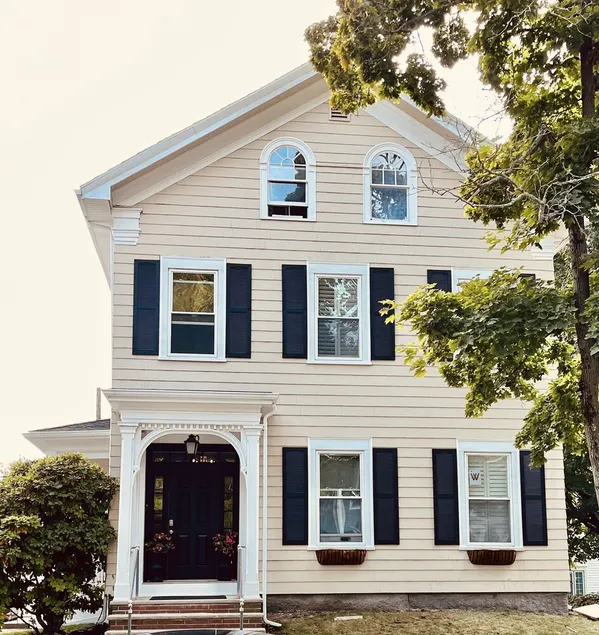 Beautiful condo next to commuter rail into Boston - Image 1