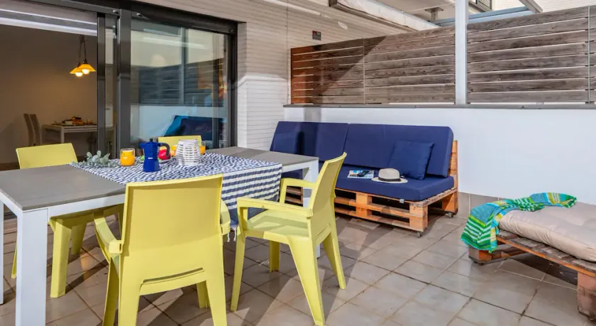 Cozy 2-Bed Apartment with Terrace, 3 Min Walk to Beach, WiFi & A/C - Image 1