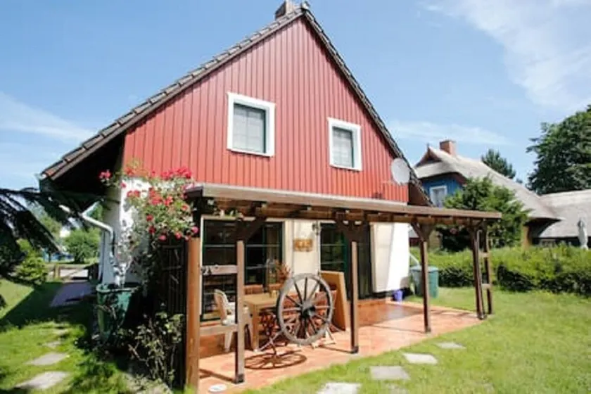 The TROLLHUS is located in a small street on the edge of the Darss primeval forest - Image 1