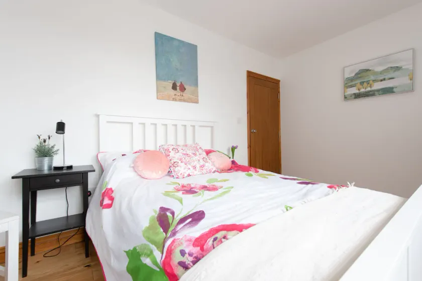 Modern Apartment \"Woodleigh\" Sleeps 4 - Image 1
