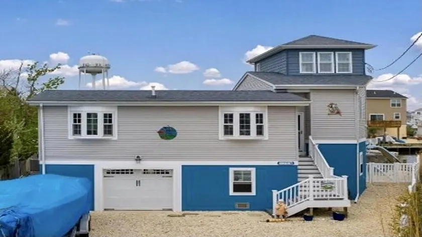 Lagoon Front rental short ride to open water e for your vacation pleasure. All. - Image 1