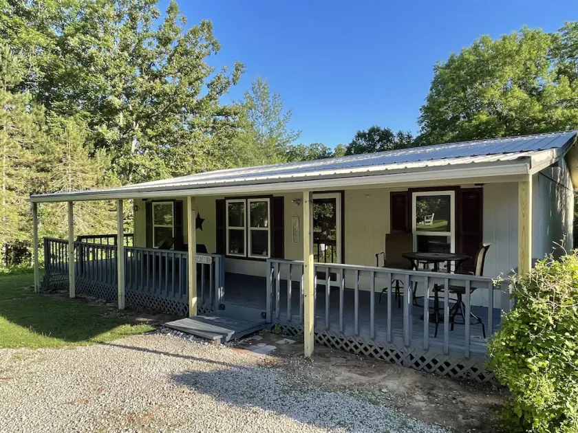 3 Bedroom 2 Bath Cabin nestled in the woods minutes from Mark Twain Lake. - Image 1