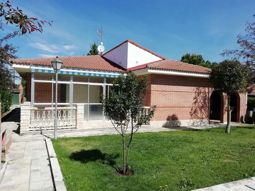 Chalet con Piscina Privada - Image 1