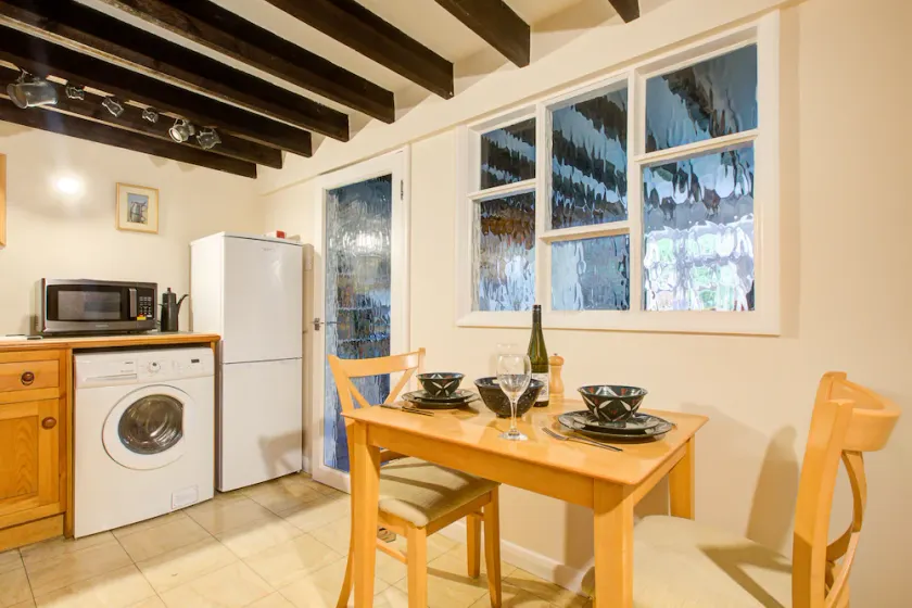 Charming Hilltop Cottage with Panoramic Views - Image 1