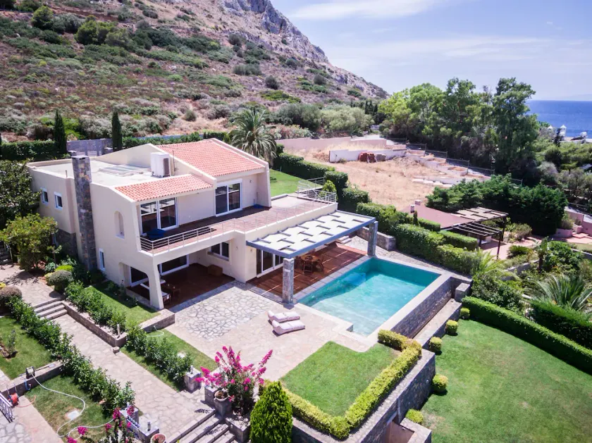 Luxury accommodation near Sounio with panoramic sea views and private parking. - Image 1