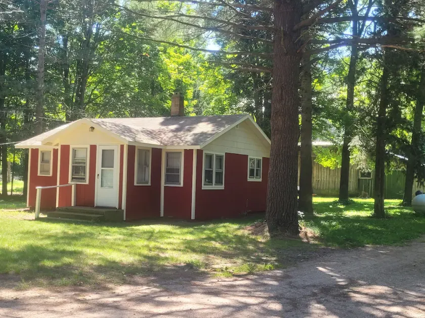 SPORTSMAN/COUPLES RETREAT. Close to Lakes, Rivers, & Beautiful Ludington - Image 1