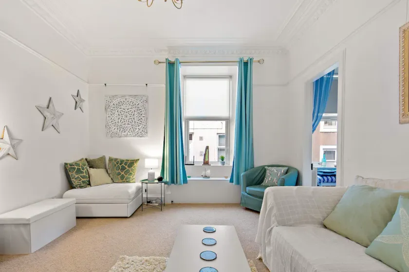 Cozy corner ground floor flat close to the sea! 3 night minimum in July /August - Image 1