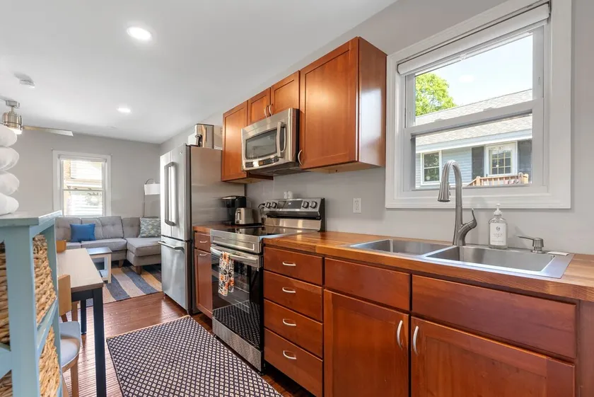Charming Cozy Cabin B/Walk to Shops, Beach & OOB Pier/Superhost - Image 1