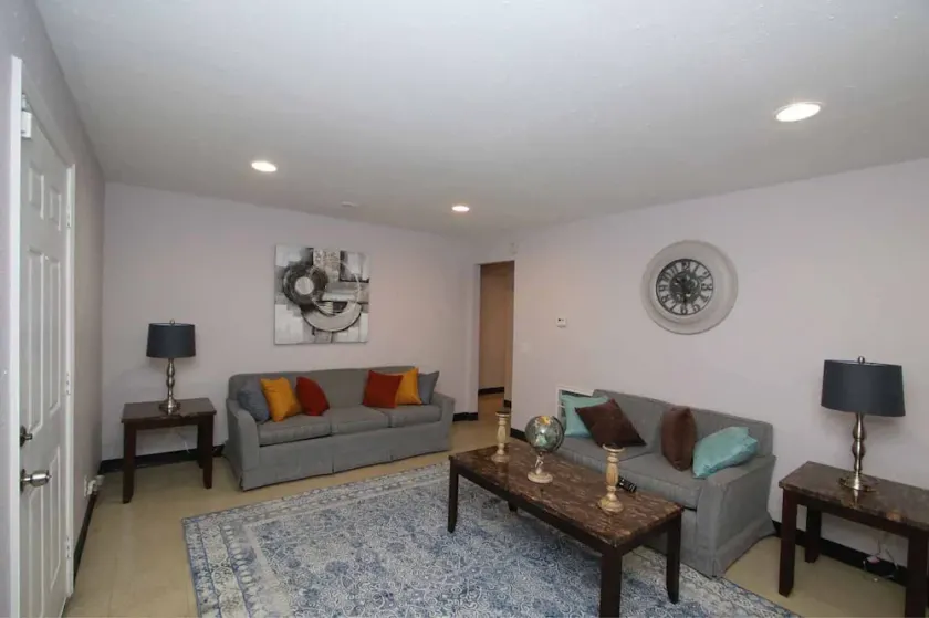Cozy 2 Bedroom - Image 1