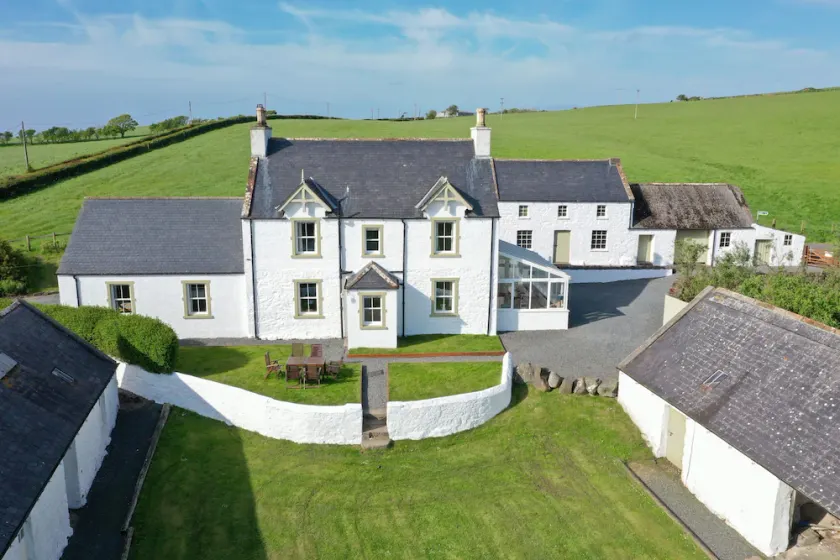 4* Coastal Estate Farmhouse Close to Pretty Beach. Wonderful Coastal Paths & Woodland Walks - Image 1