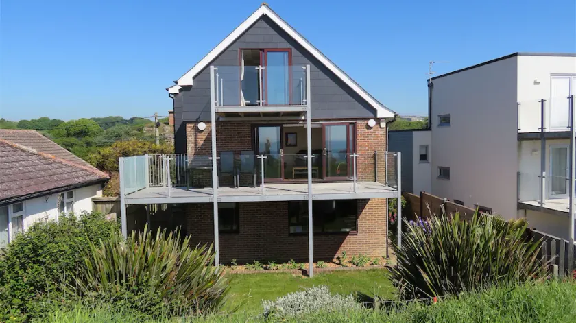 Lovely large, detached beach house with stunning sea views - Image 1