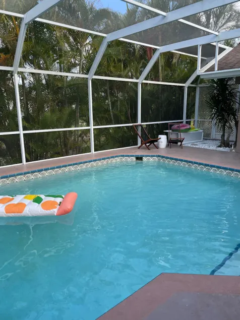 Siesta Key 4 bedrooms/ hot tub and pool- 13 minutes from beach! - Image 1