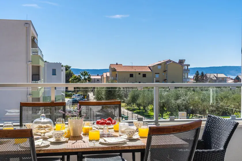 4 Star Apt, 16 m2 Terrace & Some SeaView, 4min walk to beach, 2 private parking - Image 1