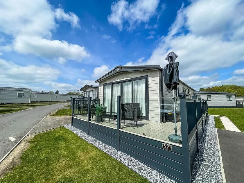 Modern Caravan With Large Decking Area, Ref 60057Ch - Image 1