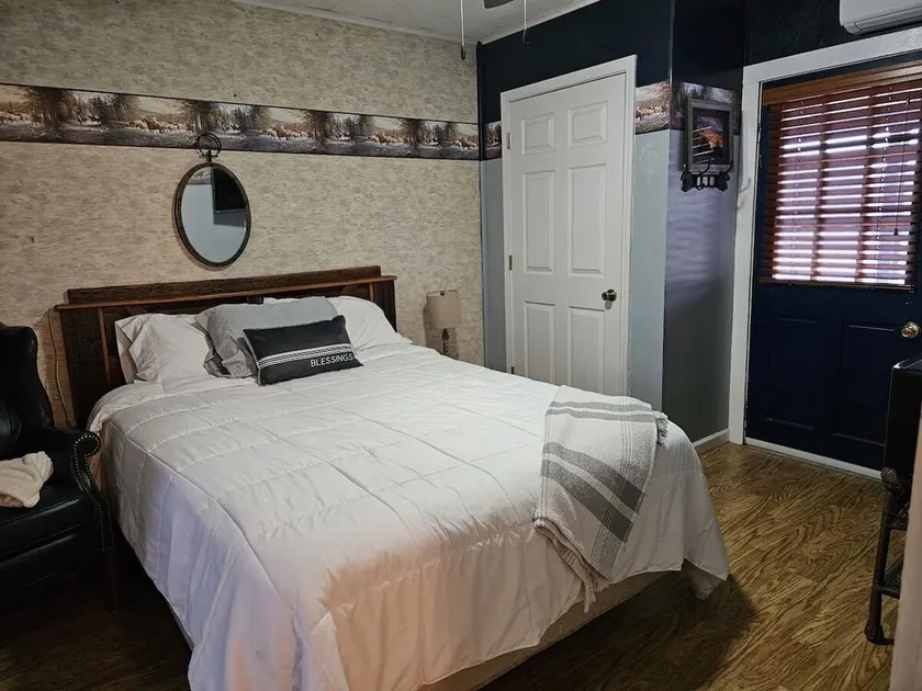 Cute and comfy bedroom with 1 queen bed/private bath - Image 1