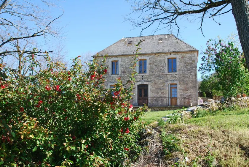 Maison grande capacité avec piscine intérieure et grands espaces extérieurs - Image 1