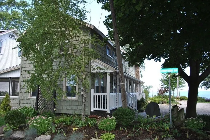 Enjoy the View From this Charming Lakefront House in Private Park - Image 1