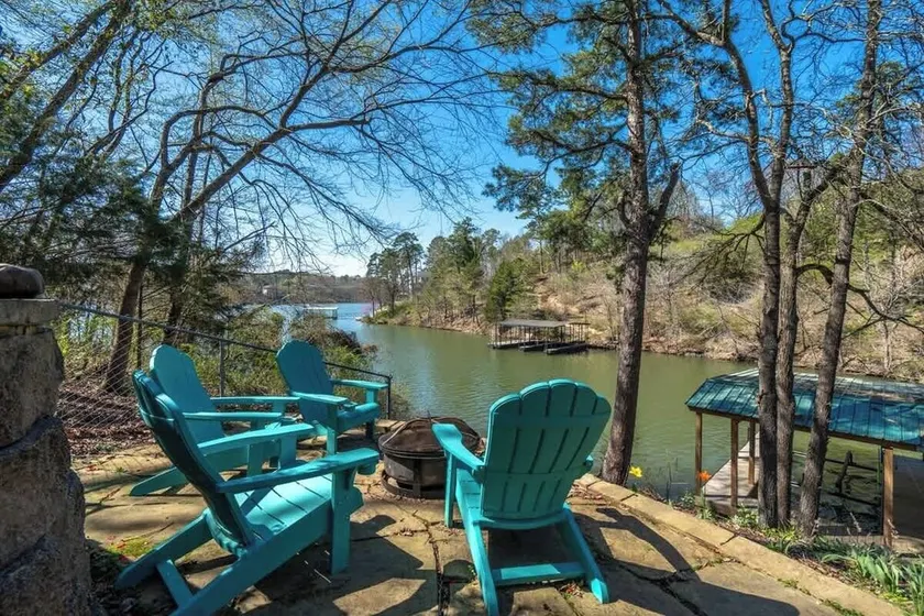 Lakefront Oasis Retreat in Malvern - Image 1
