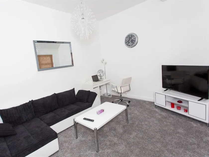 Apartment-Luxury-Private Bathroom-Occupancy 4 - Image 1