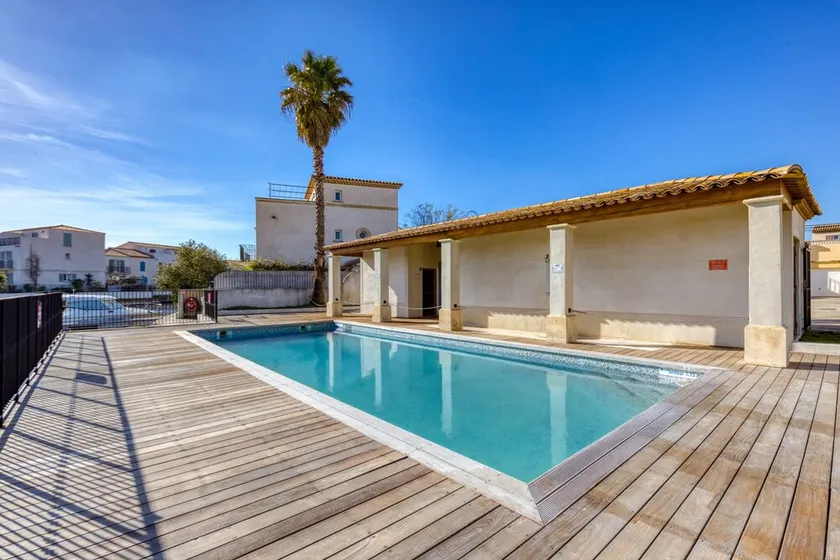 'Petite Maison Aigues Mortes' con vista mare, piscina in comune e Wi-Fi - Image 1