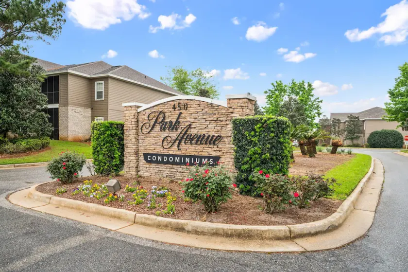 Great Rates! 1st floor, Family Friendly,Close to OWA & FoleySportsPlex!Book Now! - Image 1