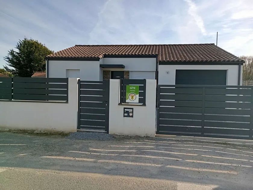 Geräumiges Ferienhaus mit Terrasse, 3 Schlafzimmern, 2 Bädern, WLAN und Parkplatz in Saint Révérend - Image 1