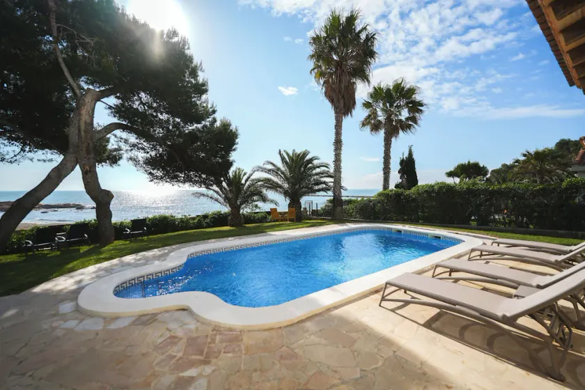 Drømmeudsigt - velholdt villa med pool, lige på stranden, 2- 8 personer - Image 1