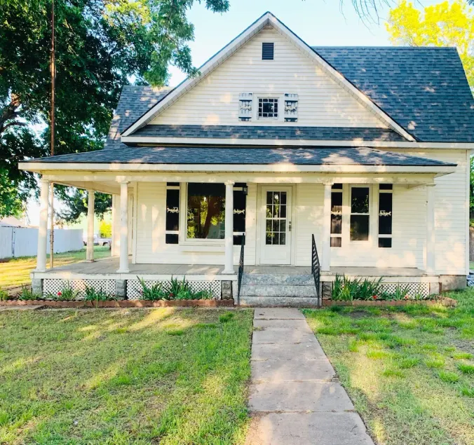 Farmhouse Getaway- Located between Pratt & Kingman easy access to HWY 54 - Image 1
